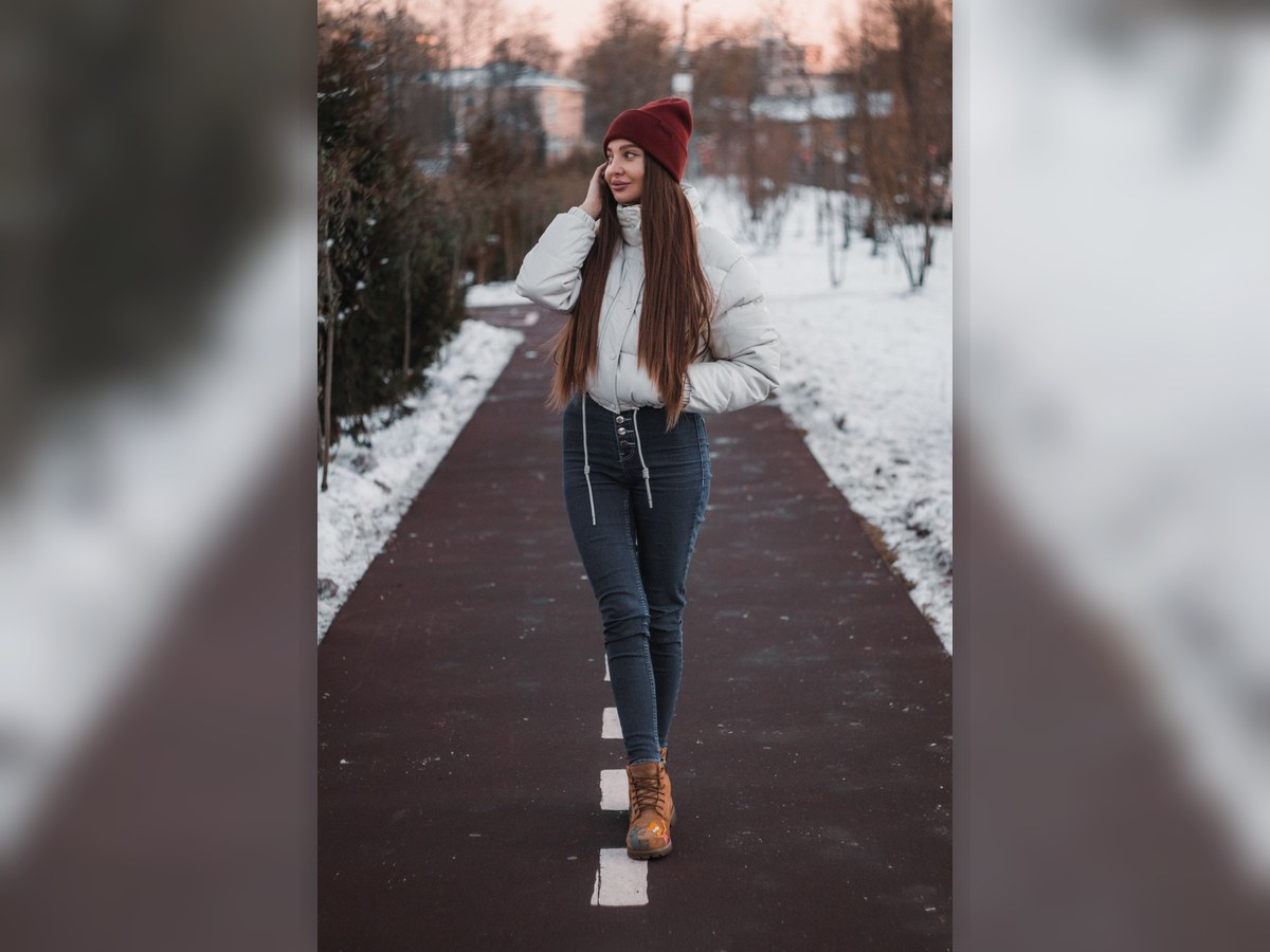 Белый пуховик с джинсами и зимними ботинками